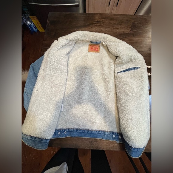 Levi’s Type III Sherpa Trucker Jacket in Color Mustard - Medium Wash - Picture 8 of 13